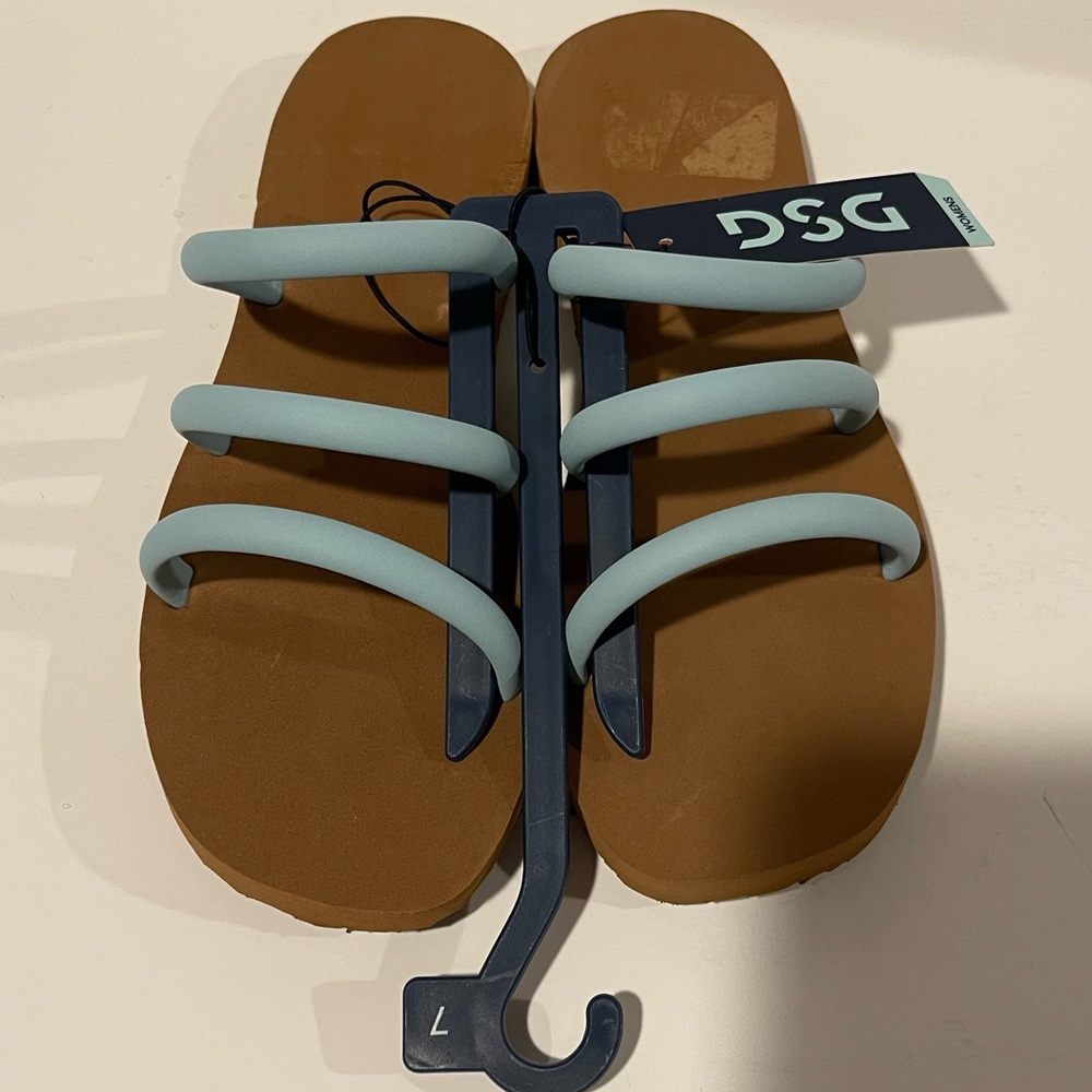NWT Women’s DSG Slides, Size 7